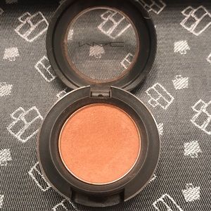 Mac cosmetics eye shadow "texture" velvet color.